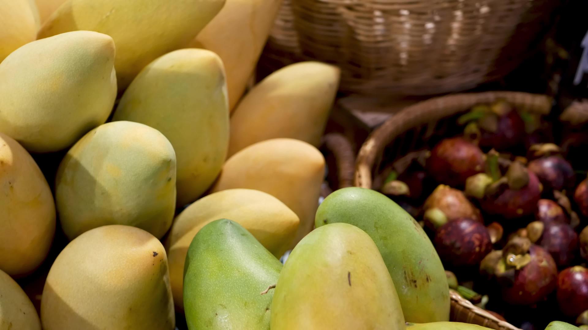 各种新鲜成熟的水果和蔬菜放在农村摊位上视频的预览图