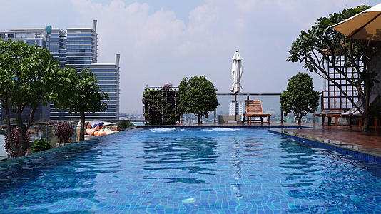越南酒店高空泳池视频的预览图