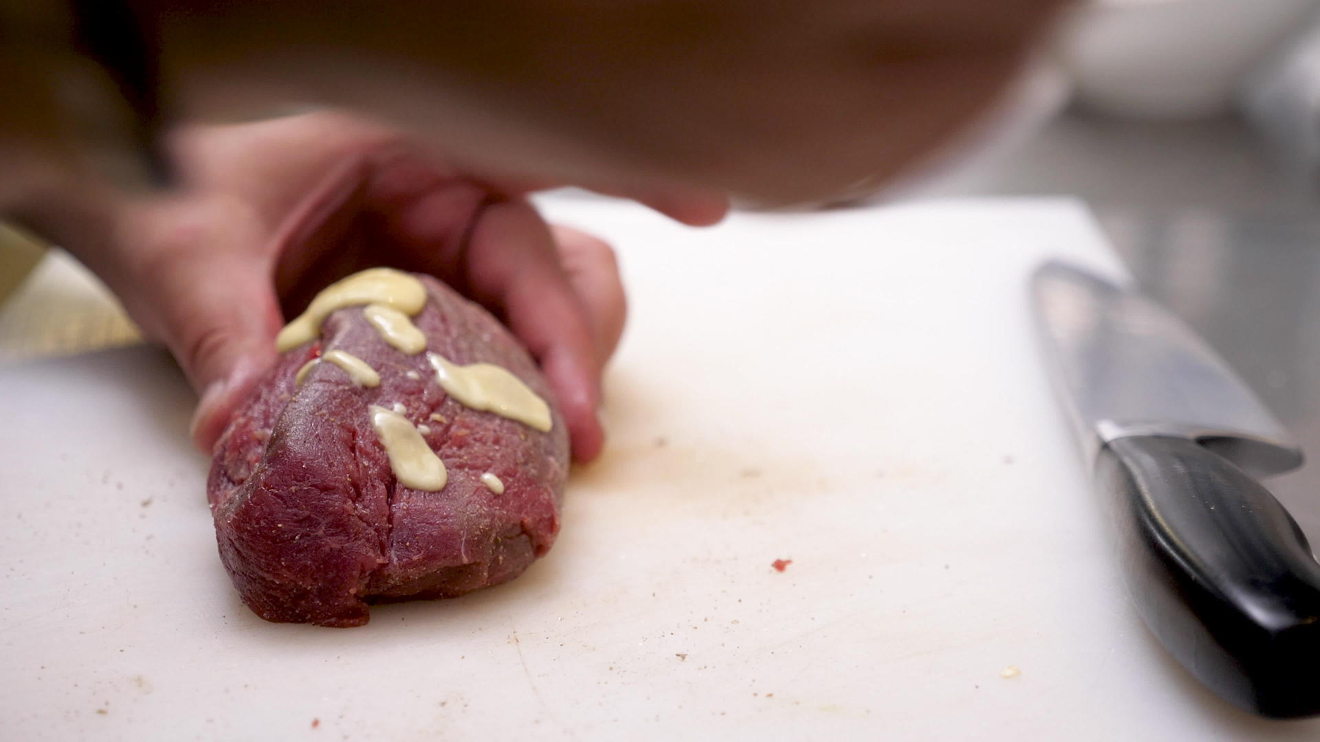 把芥末酱倒在一块生牛肉上视频的预览图