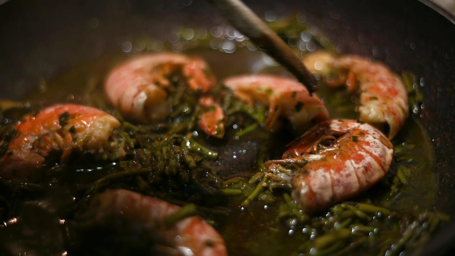 虾和鱼在锅里搅拌视频的预览图