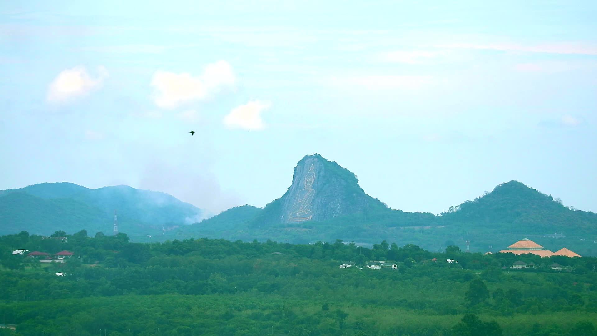 鸟烟在悬崖和山脉的背景下飞回山和布达视频的预览图