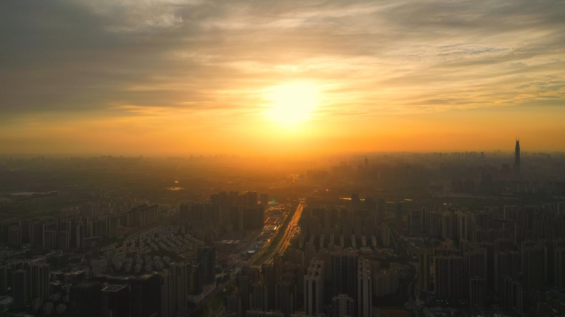 4K航拍夕阳下城市风光视频素材视频的预览图