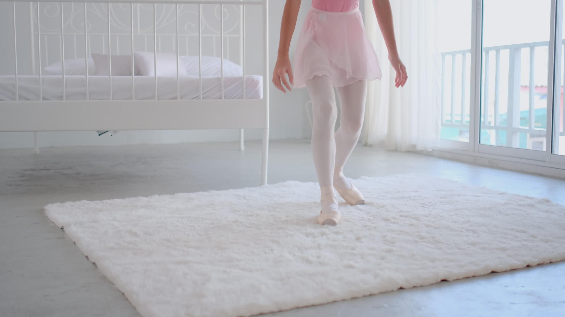 带着面具的芭蕾舞女孩在练习前从床上走到地毯上坐下视频的预览图