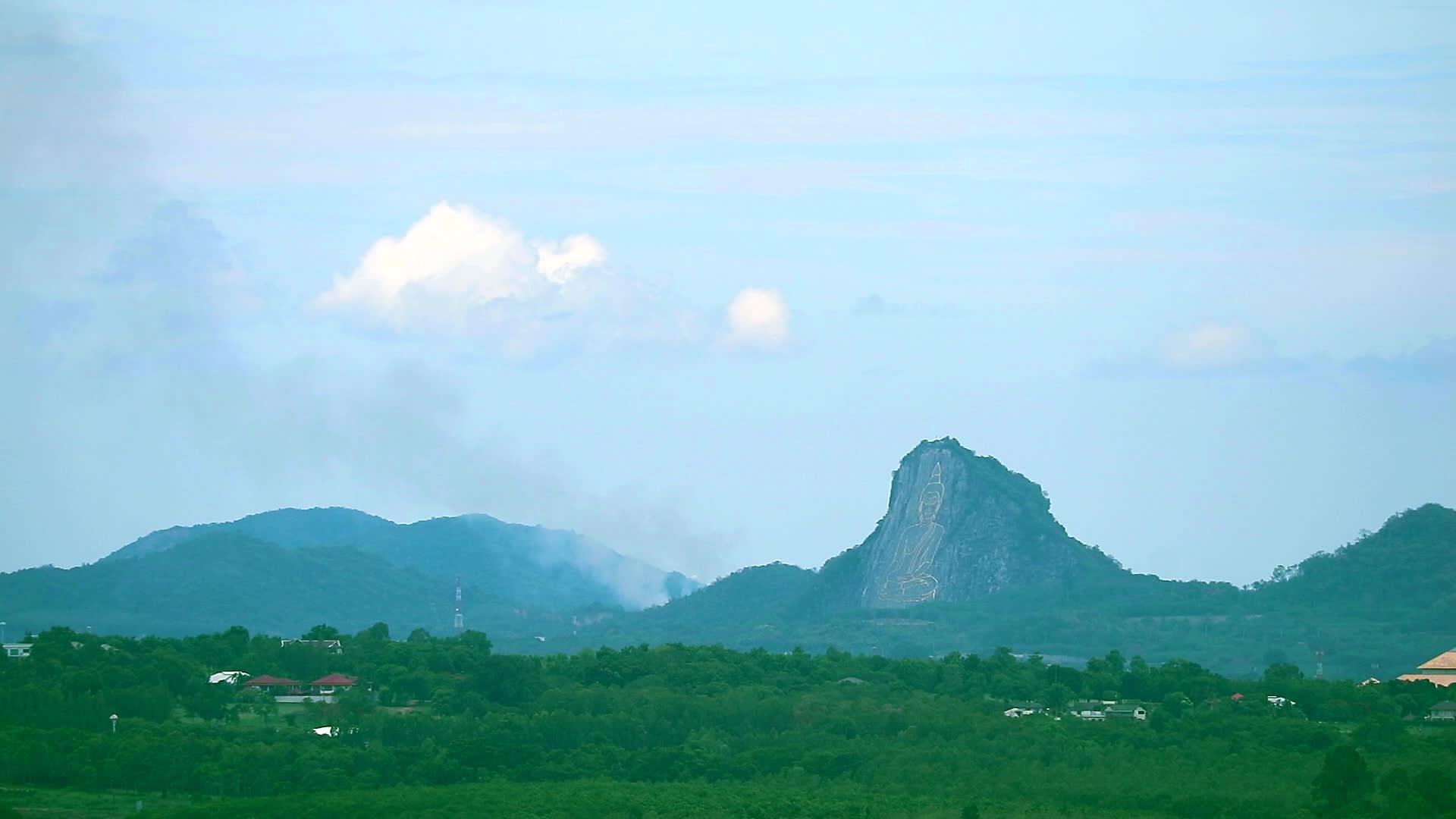 烟雾在悬崖和山脉的背景上闪烁视频的预览图