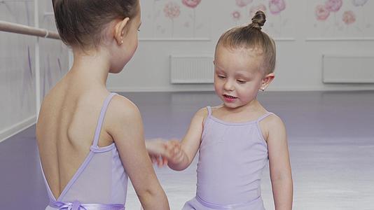 可爱的小芭蕾舞女孩在芭蕾舞学校玩得很开心视频的预览图