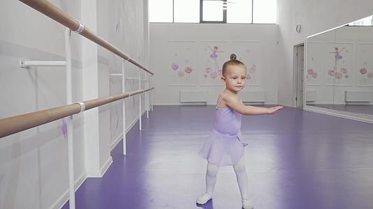 可爱的小芭蕾女郎在芭蕾学校跳舞时穿着白领小芭蕾视频的预览图