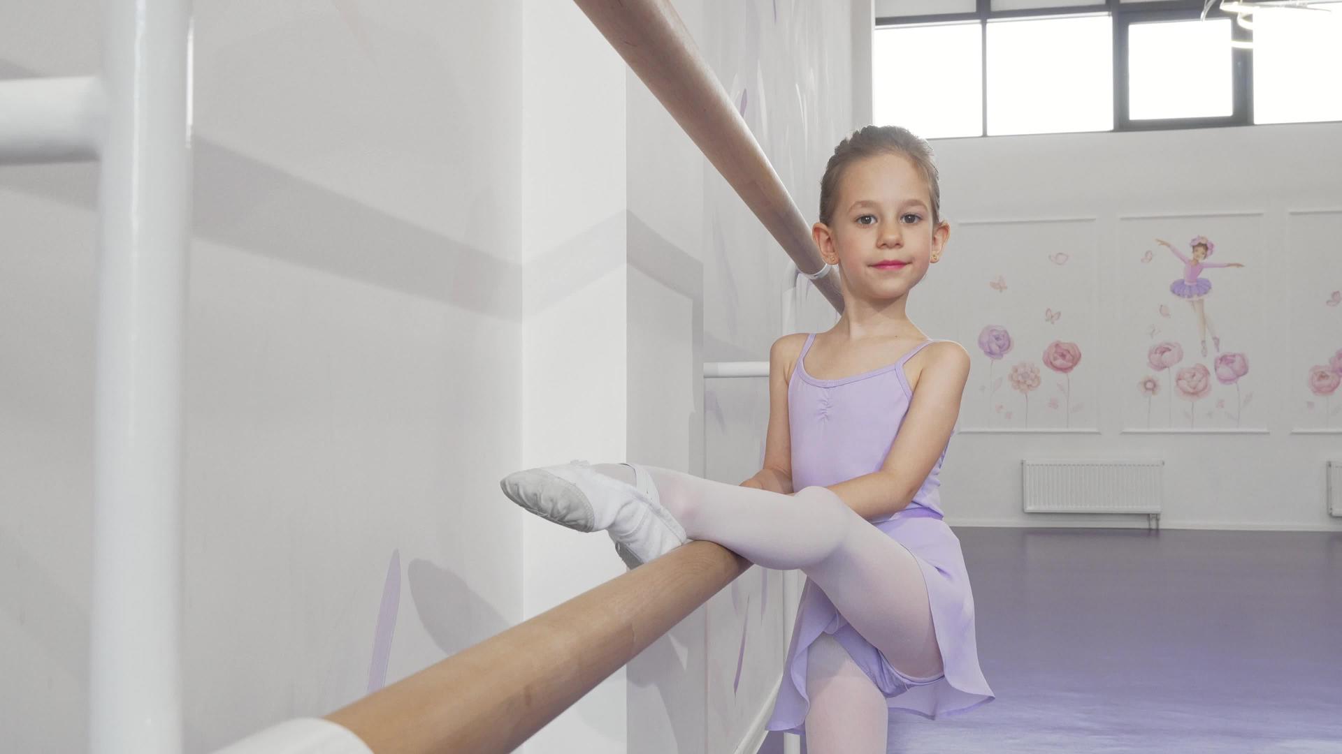 美丽的小芭蕾舞女孩在舞蹈学校的芭蕾舞酒吧露面视频的预览图