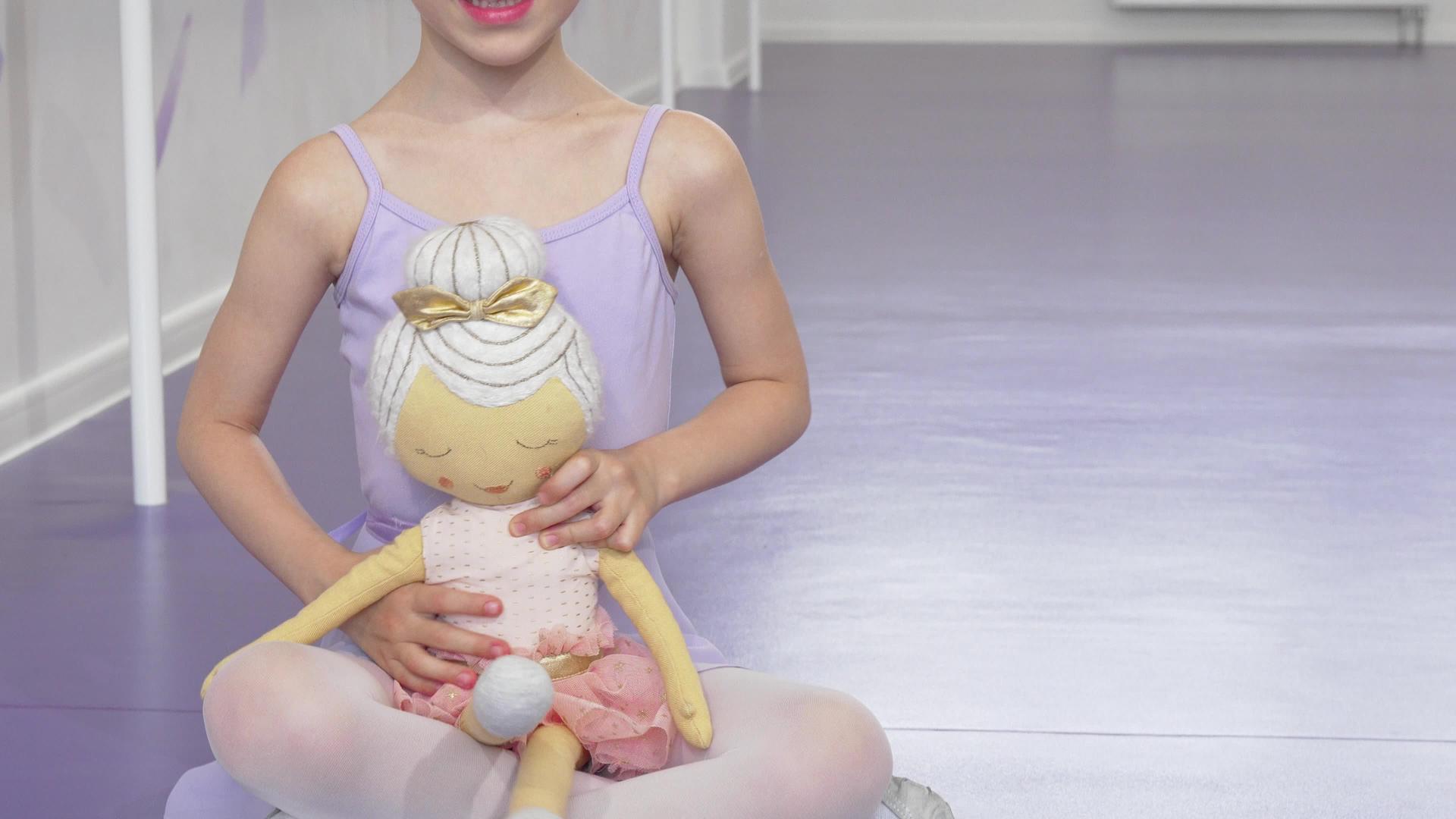 可爱快乐的小芭蕾舞小女孩带着芭蕾娃娃笑着笑着视频的预览图