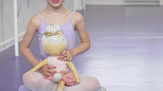 可爱快乐的小芭蕾舞小女孩带着芭蕾娃娃笑着笑着视频的预览图