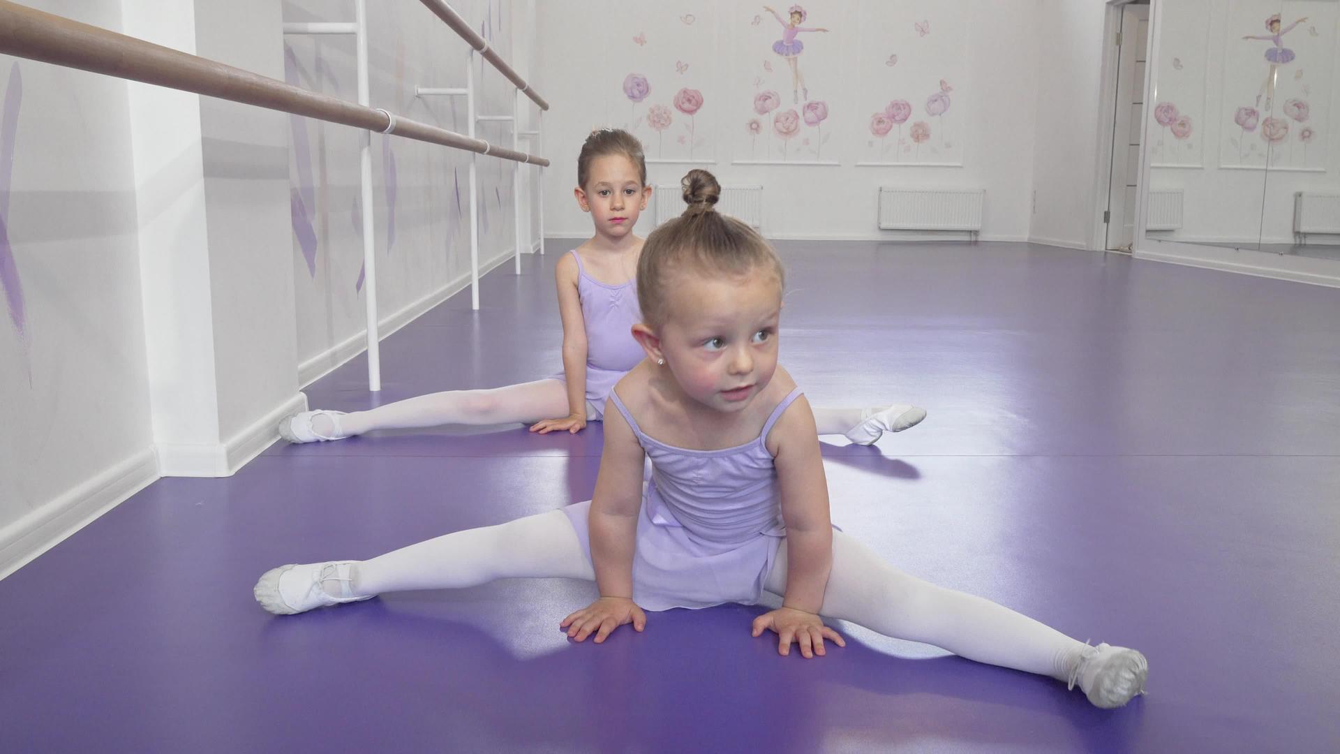 两个可爱的小芭蕾舞女孩在芭蕾舞课上伸展分裂视频的预览图