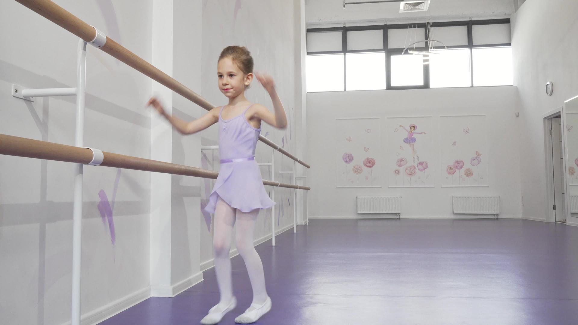 可爱的小芭蕾舞女孩在芭蕾舞学校练习舞蹈视频的预览图