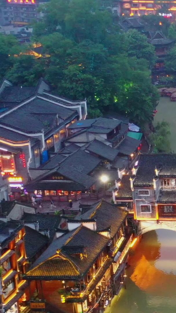 湖南省凤凰古城夜景沱江风景视频的预览图