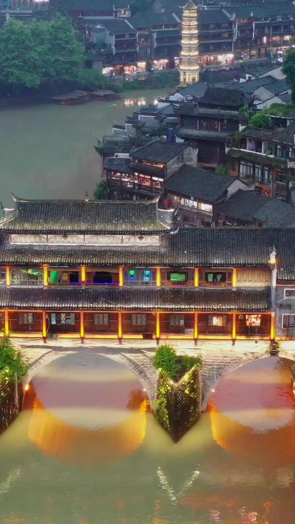 湖南省凤凰古城夜景沱江风景视频的预览图
