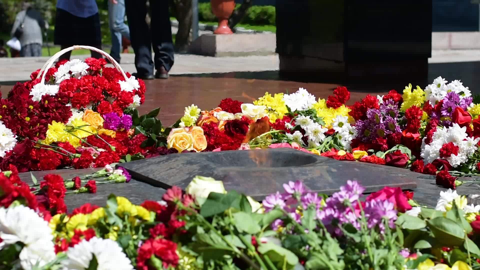 在纪念和悲伤的日子里许多不同的花束躺在祭坛上视频的预览图