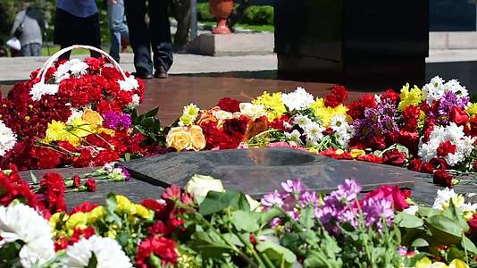 在纪念和悲伤的日子里许多不同的花束躺在祭坛上视频的预览图
