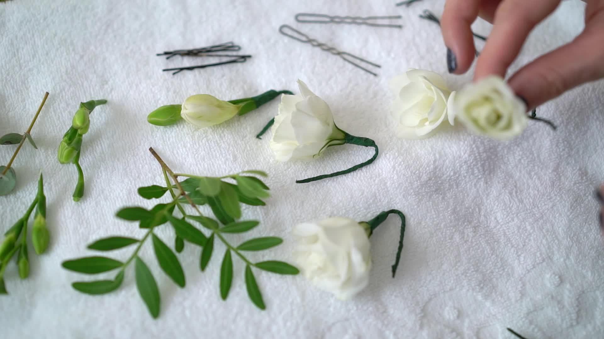 发型新娘的婚礼风格美容师使用白玫瑰视频的预览图