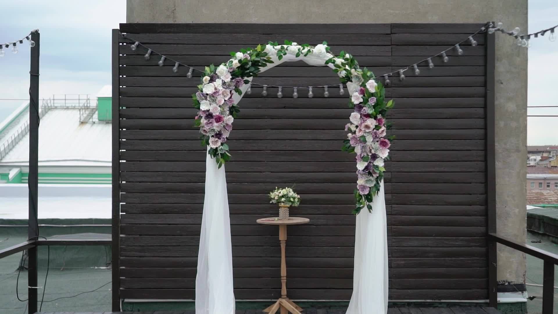 婚礼上装饰着鲜花婚宴上有花束派对很漂亮视频的预览图
