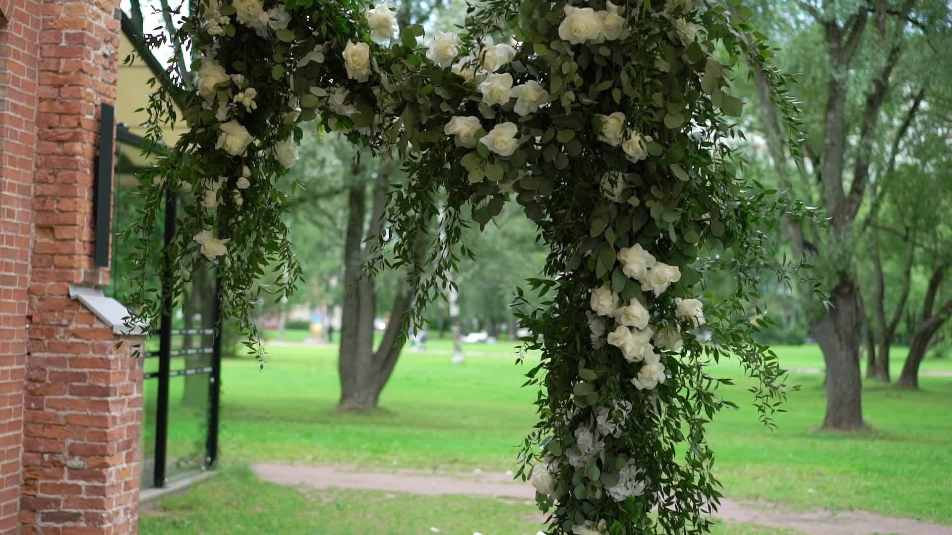 婚礼上装饰着鲜花婚宴上有花束派对很漂亮视频的预览图