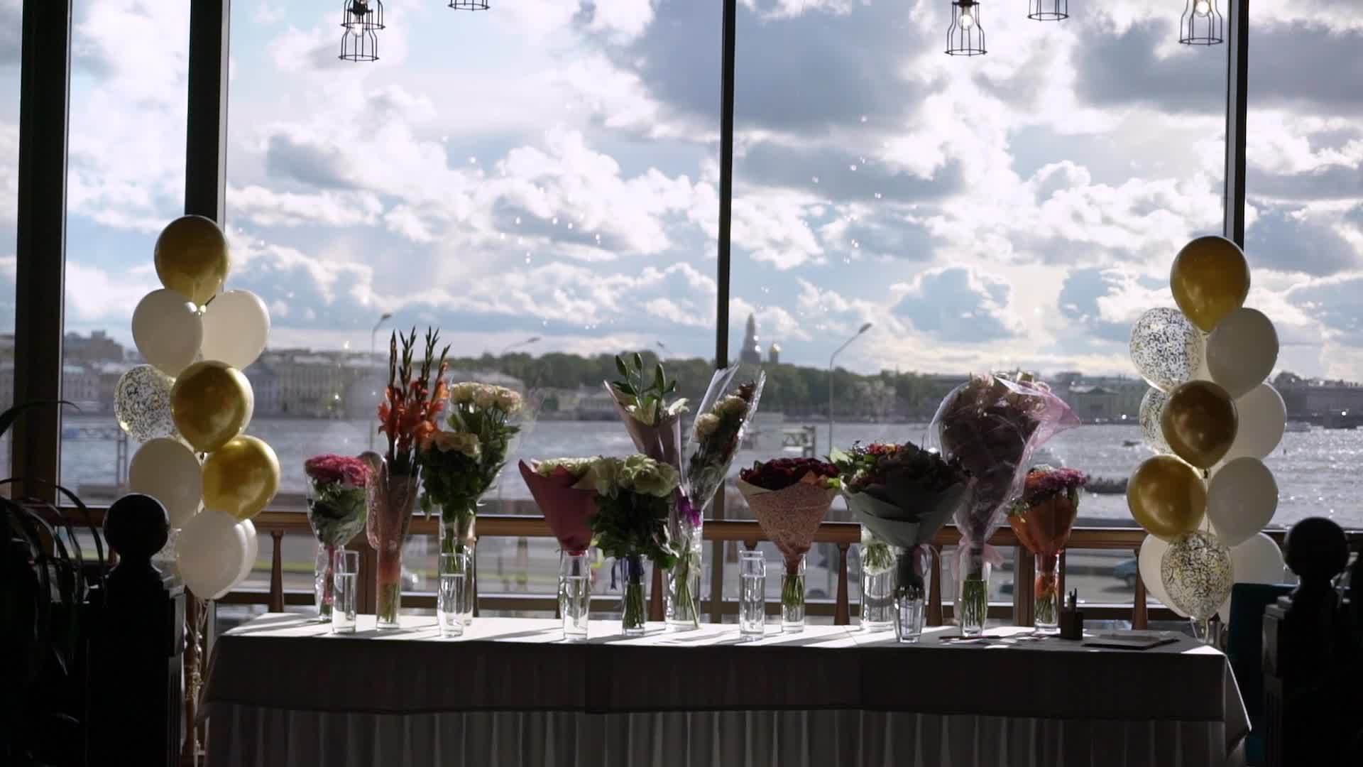 宴会桌旁的花束靠近窗户视频的预览图