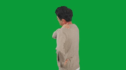 4K绿幕侧面男性肩膀痛视频的预览图