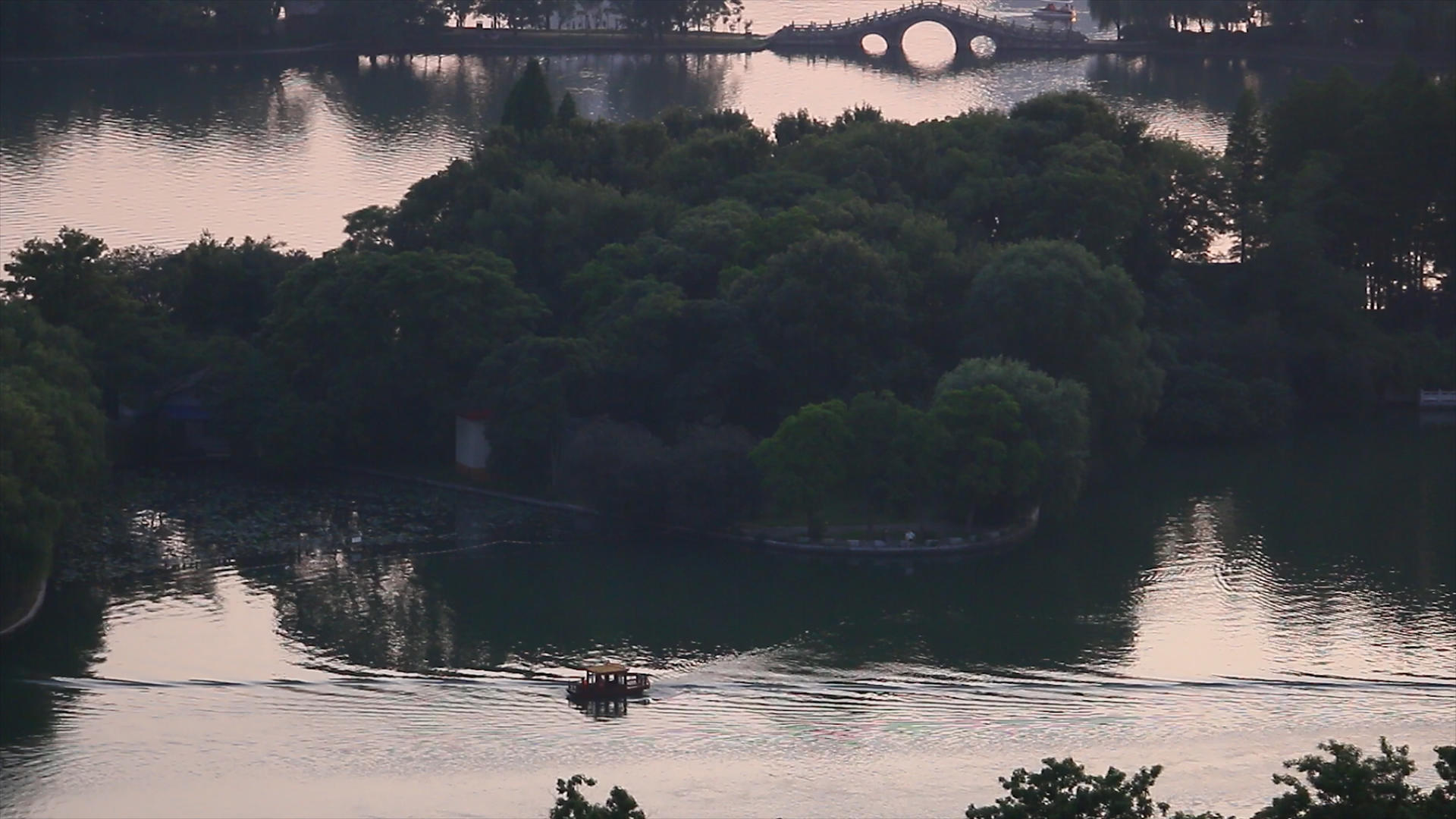 日落时分公园里的游船视频的预览图