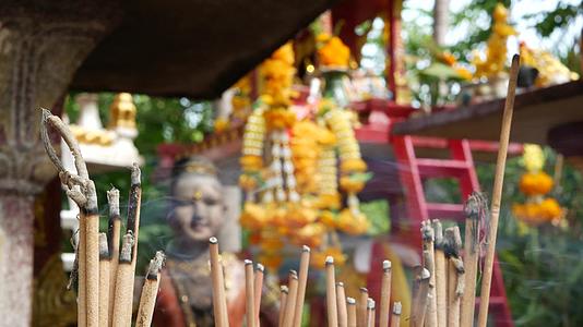 木制微型守护神屋小佛寺圣地五颜六色的花环Sanphra视频的预览图
