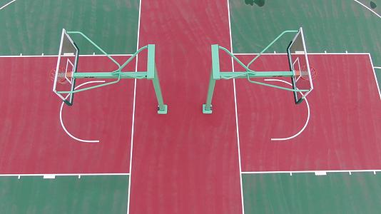 多角度航拍空旷篮球场视频的预览图