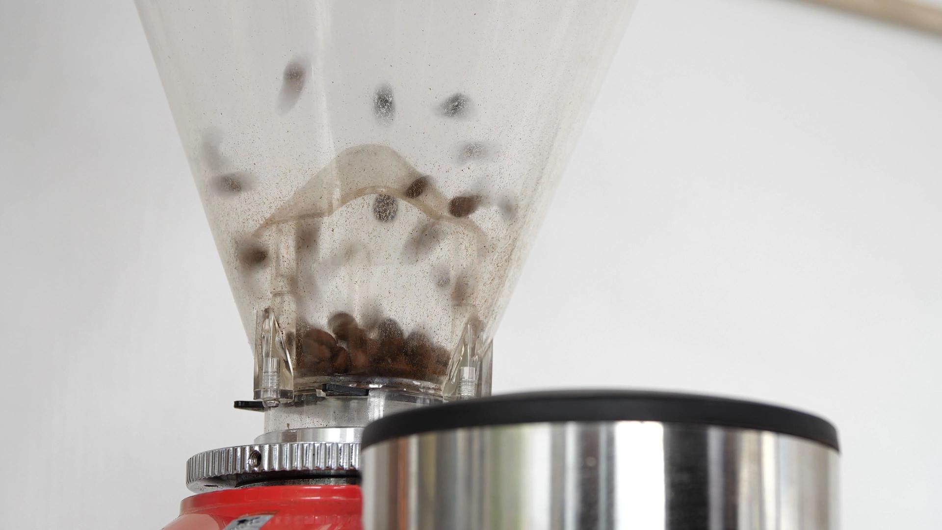 手冲咖啡磨咖啡豆视频的预览图