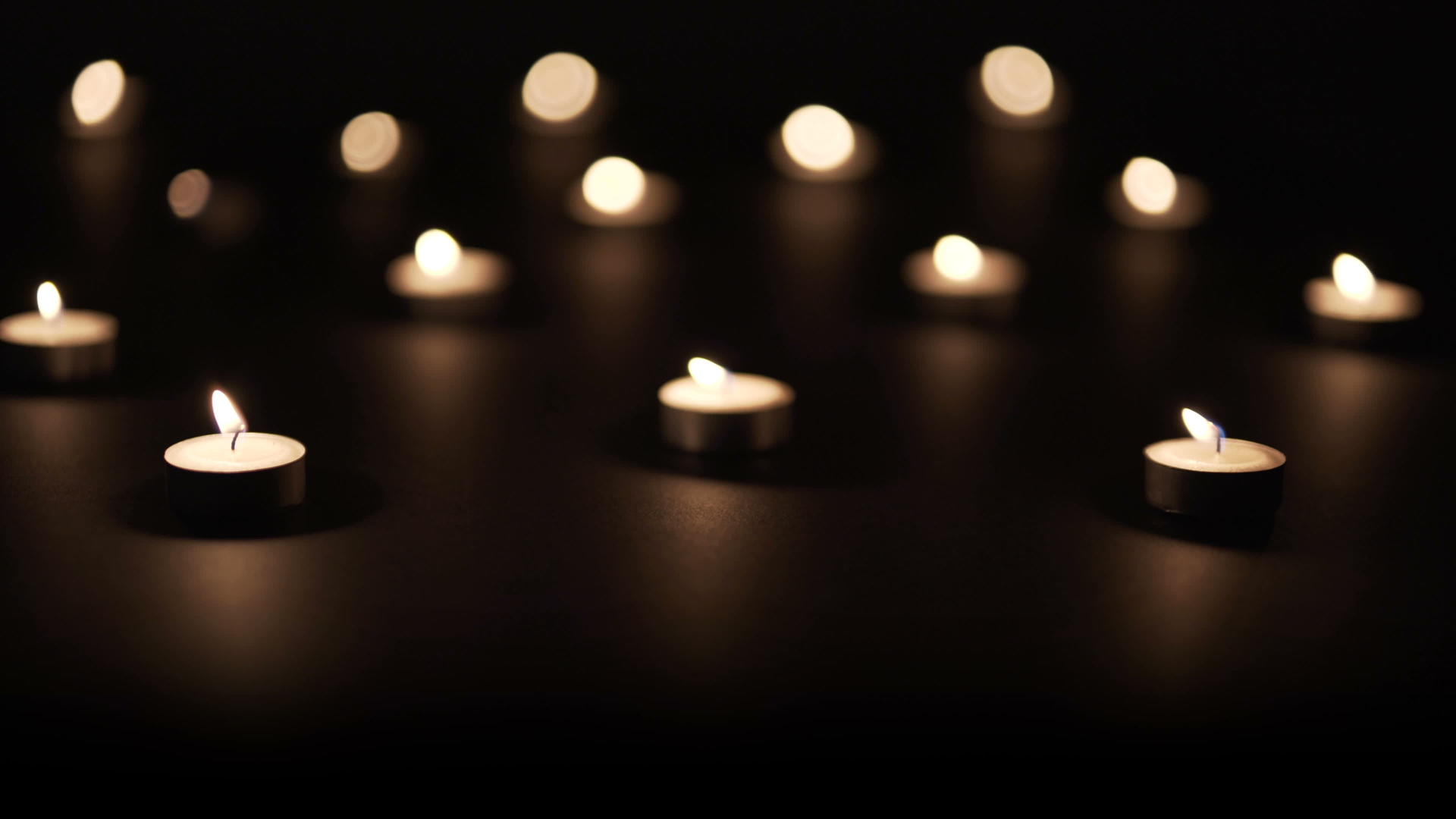 蜡烛在黑暗中视频的预览图