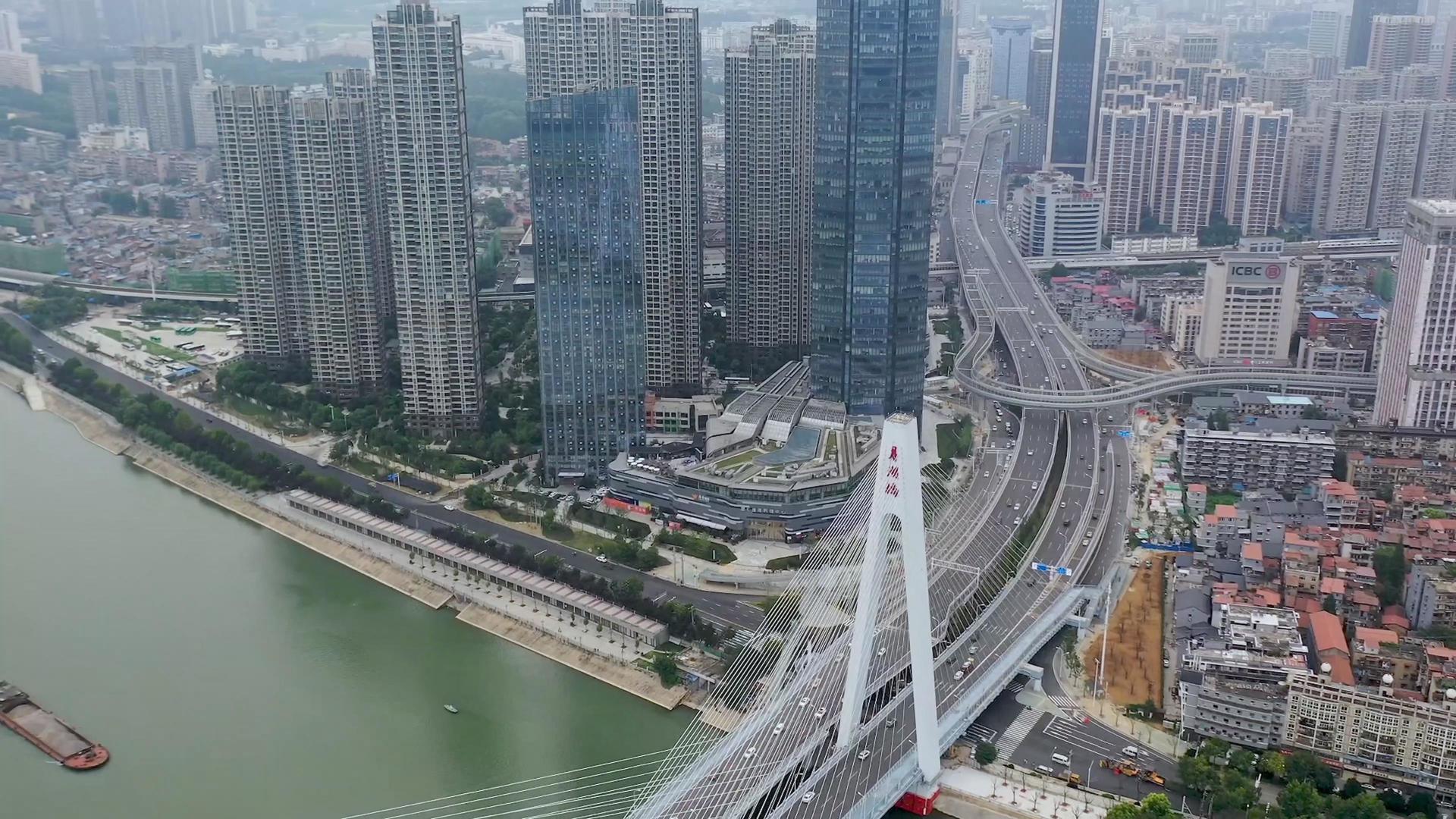 航拍武汉月湖桥和城市交通延时视频的预览图