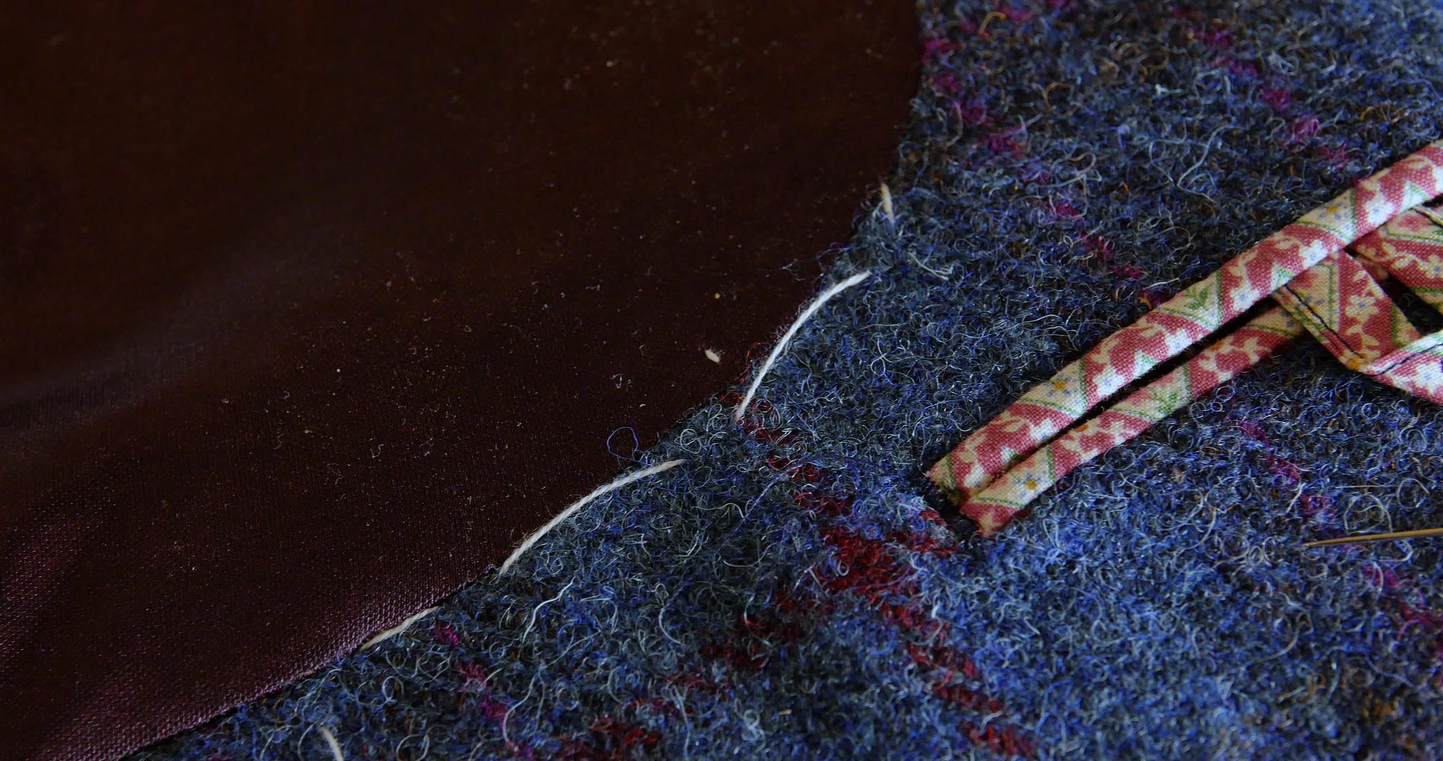 西装口袋上的电影相机平底锅蕾丝上有字母F紫色丝绸视频的预览图