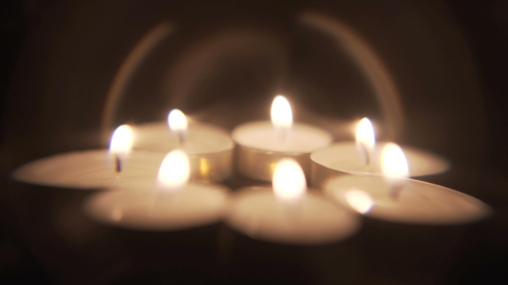 蜡烛在黑暗中视频的预览图
