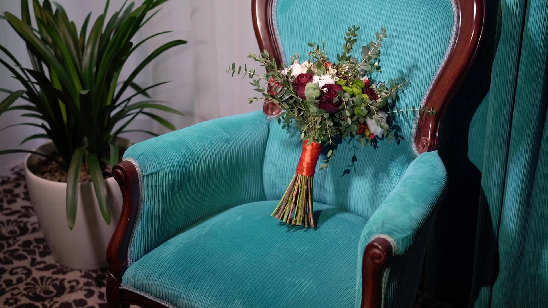 蓝色椅子上的新娘花束视频的预览图