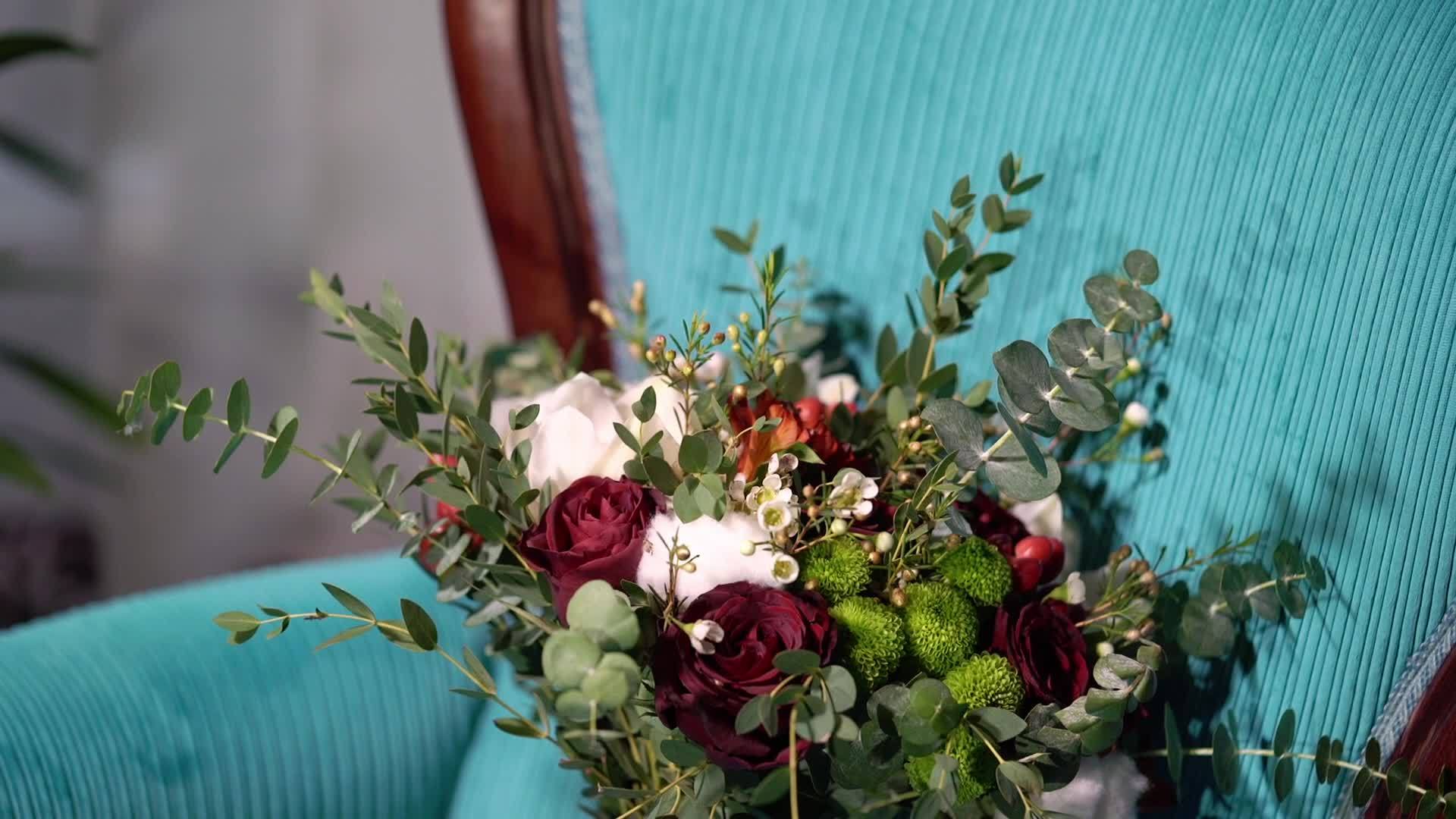 蓝色椅子上的新娘花束视频的预览图