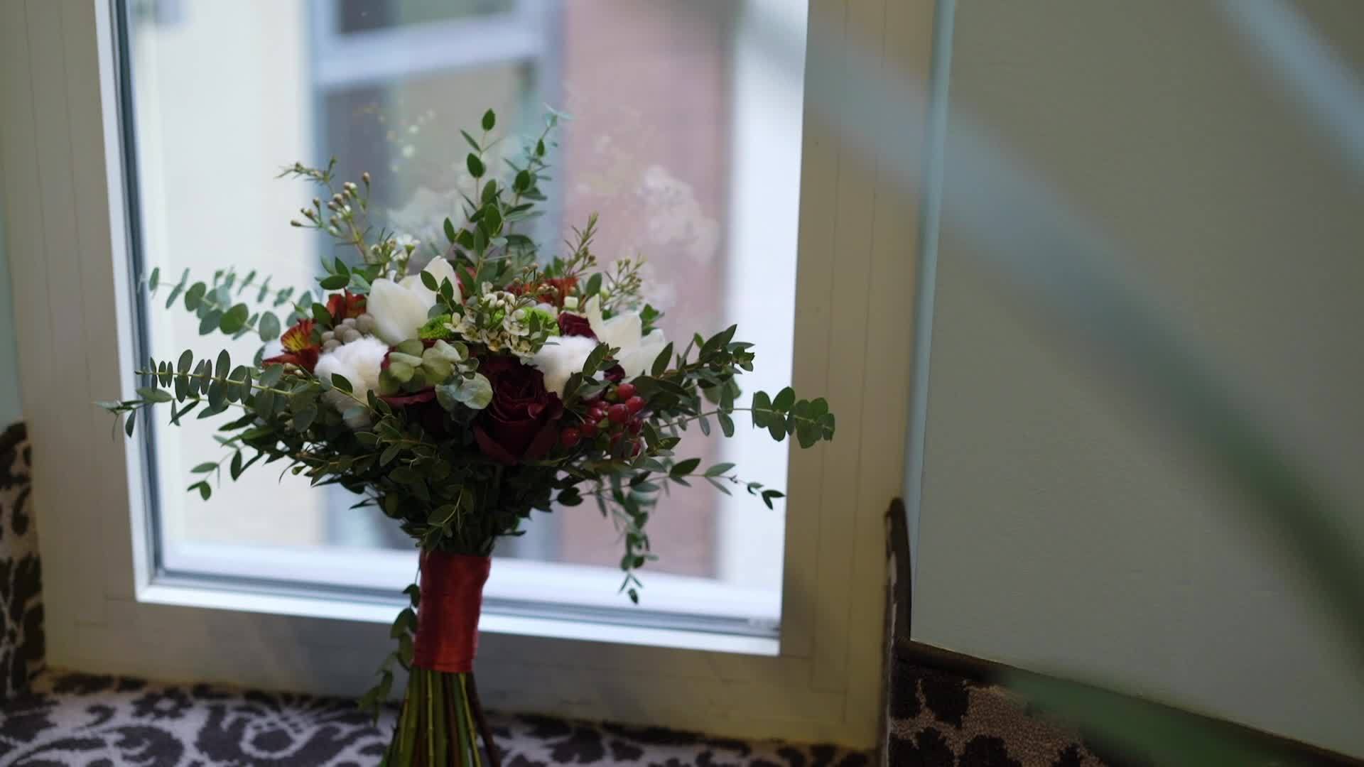 新娘花束靠近窗户视频的预览图