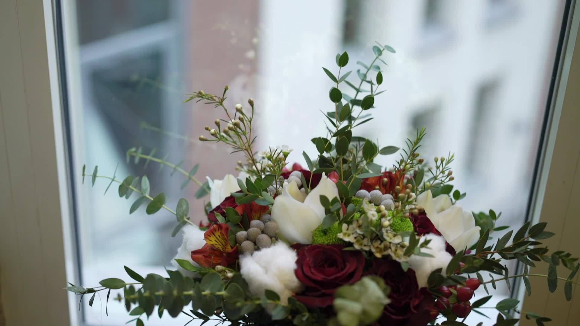 新娘花束靠近窗户视频的预览图