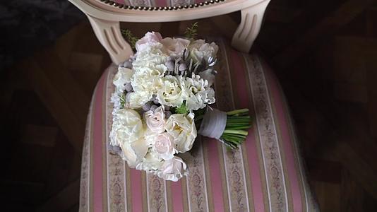 白玫瑰和粉红玫瑰的新娘花束视频的预览图