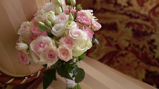 白玫瑰和粉红玫瑰的新娘花束视频的预览图