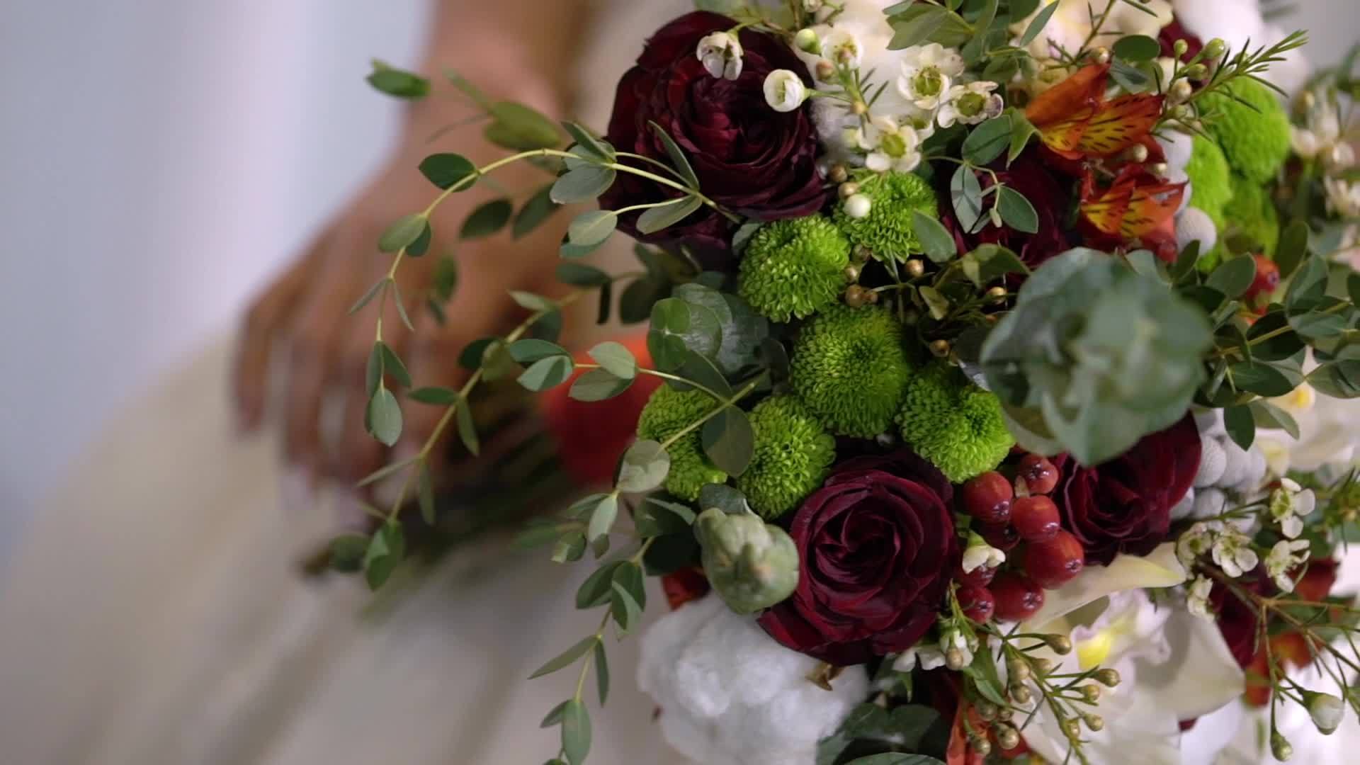 婚礼花束在新娘手中视频的预览图
