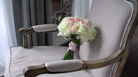 新娘婚礼花束粉色和白玫瑰视频的预览图