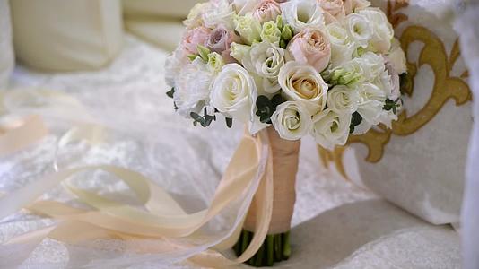 婚礼花束配白玫瑰和卧室里的花视频的预览图