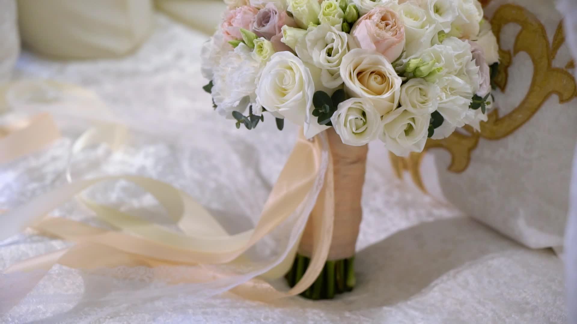 婚礼花束配白玫瑰和卧室里的花视频的预览图