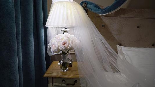 婚礼花束配白玫瑰和卧室新娘面纱视频的预览图
