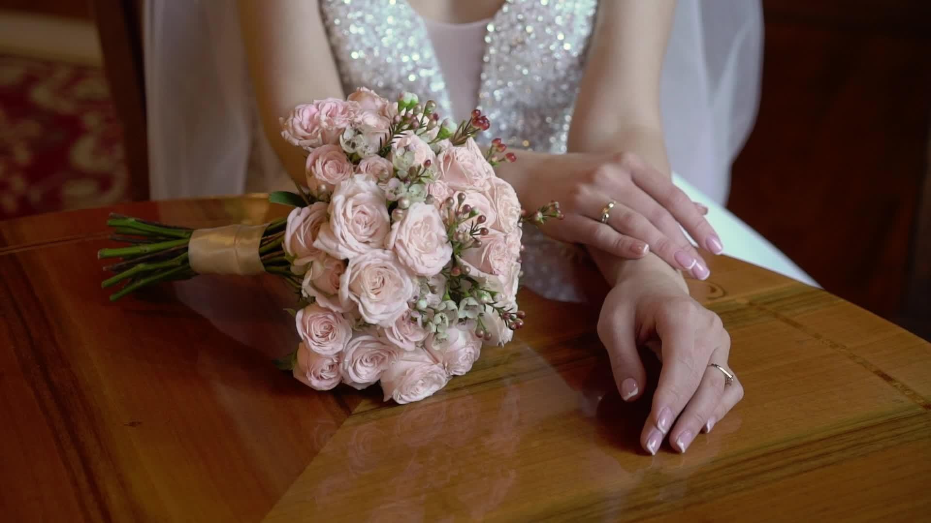 新娘带婚花视频的预览图