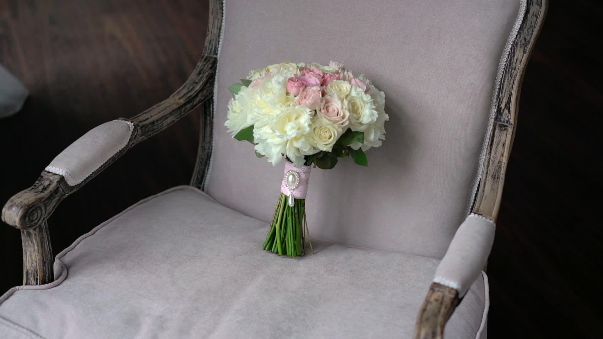 新娘婚礼花束粉色和白玫瑰视频的预览图