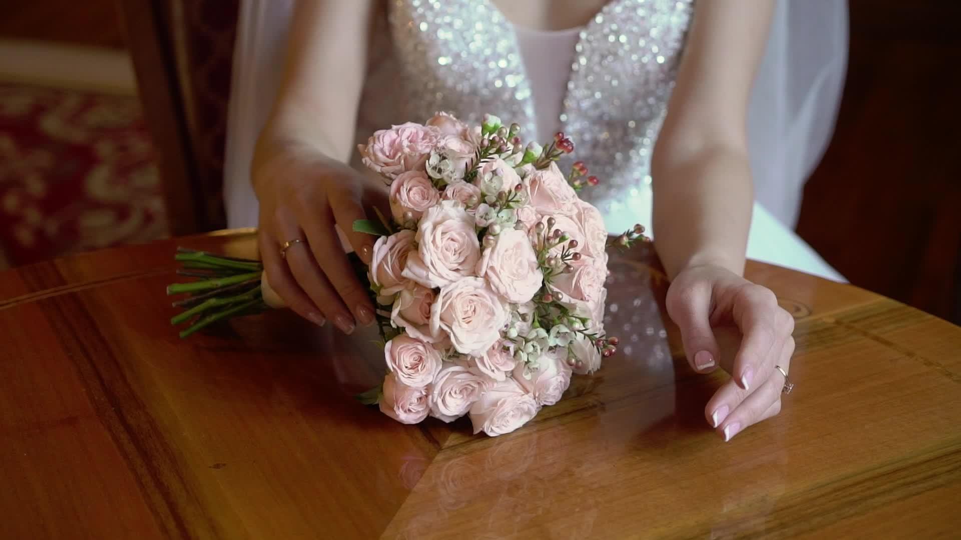 新娘带婚花视频的预览图