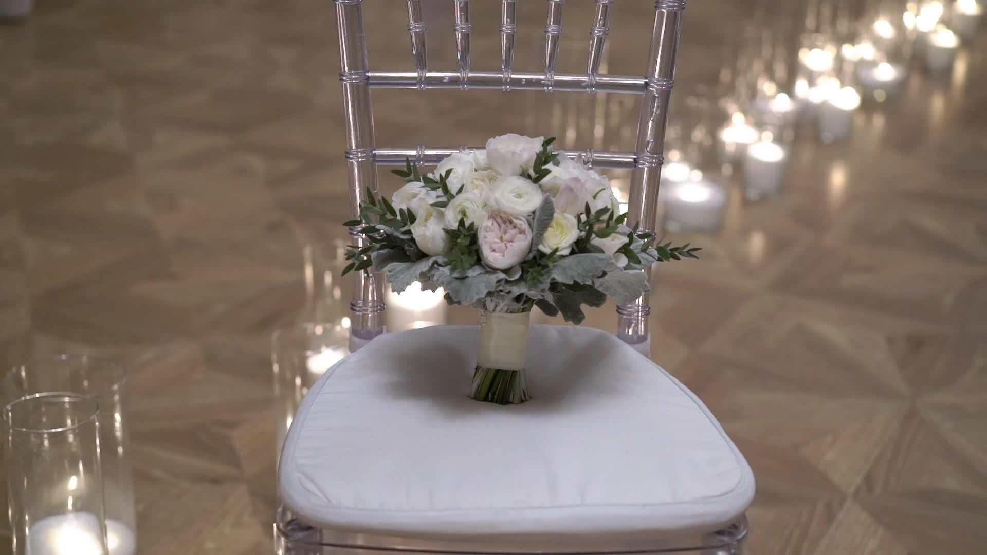 把婚礼花束放在椅子上视频的预览图