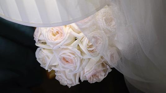 婚礼花束配白玫瑰和卧室新娘面纱视频的预览图