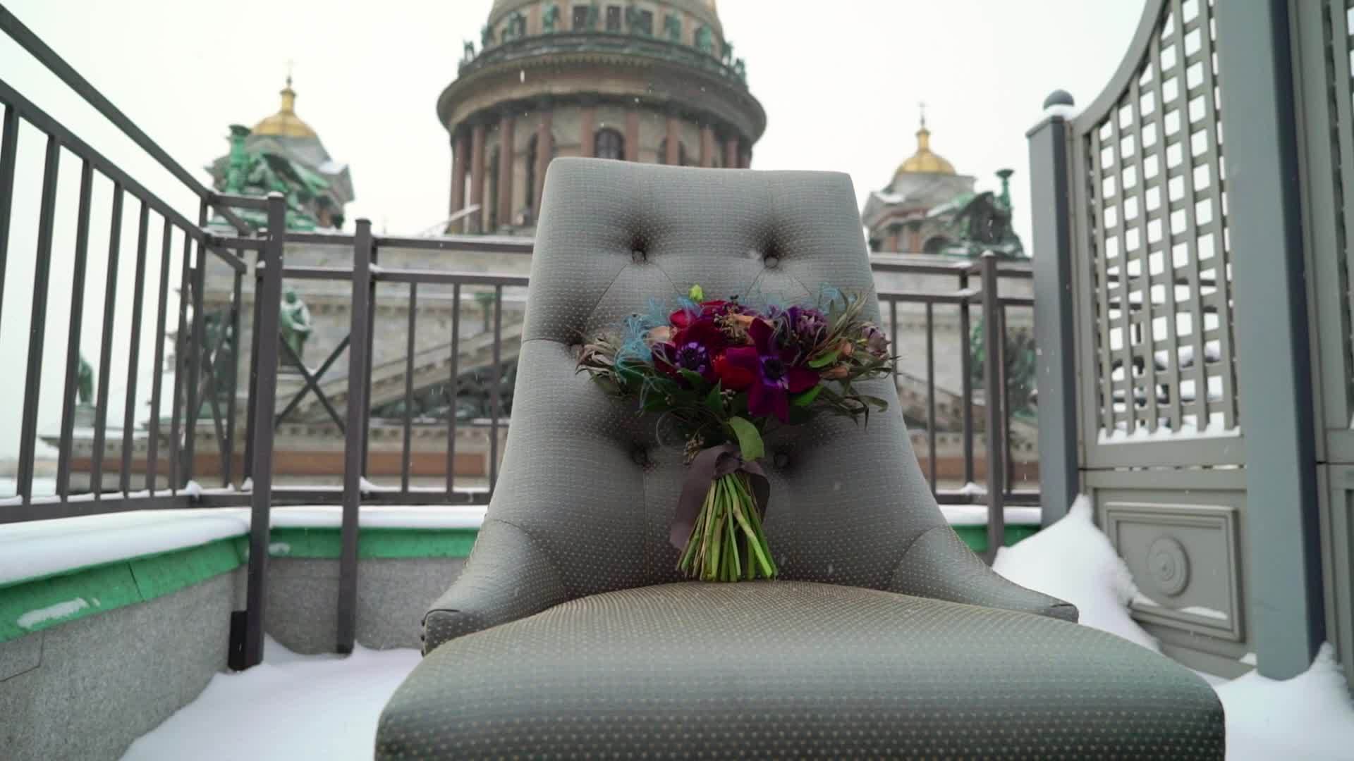 冬天的雪天阳台的椅子上开满了花视频的预览图
