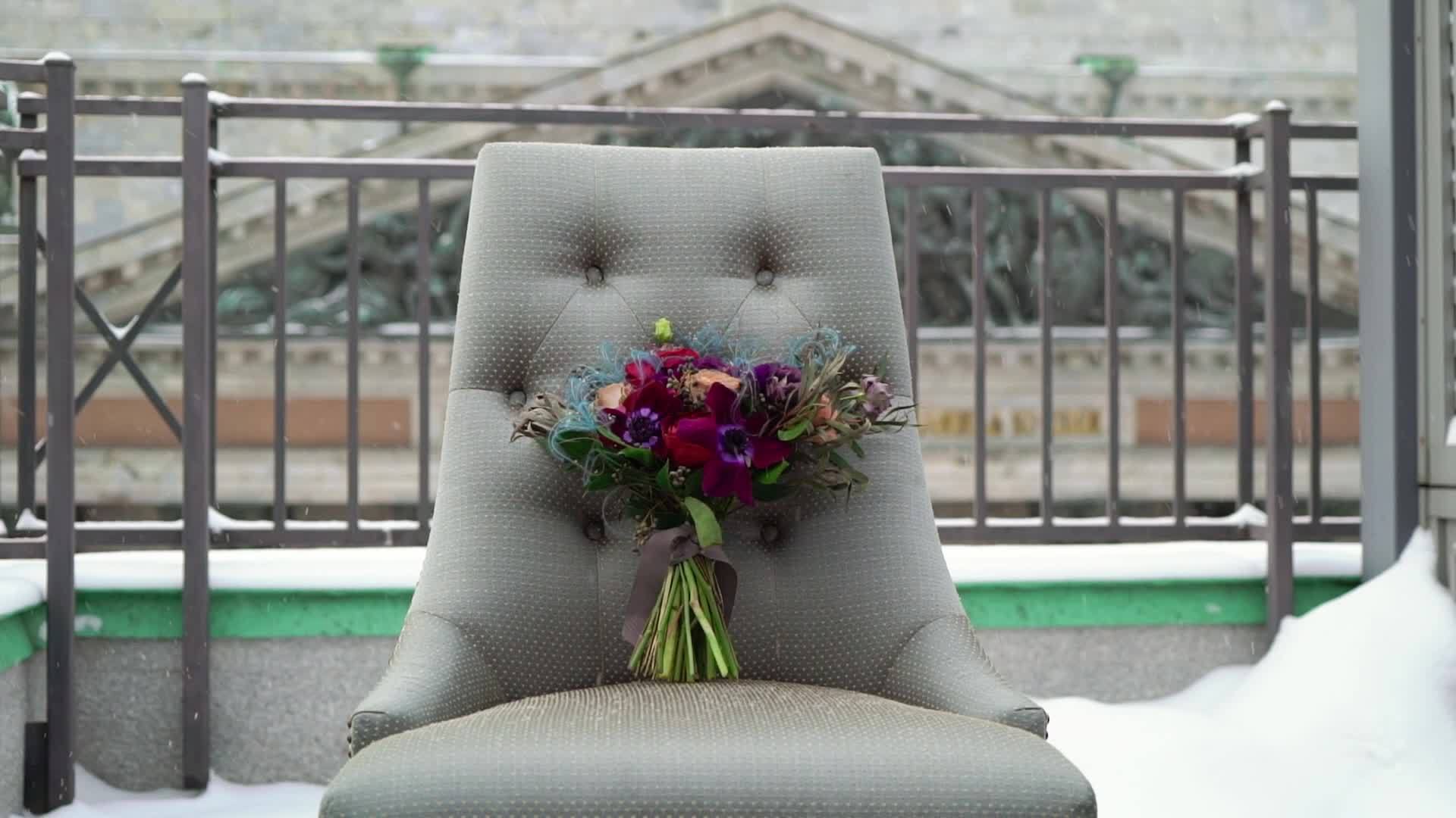 冬天的雪天阳台的椅子上开满了花视频的预览图
